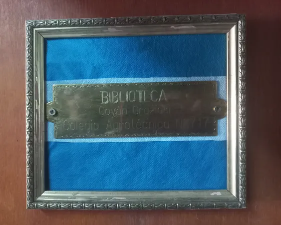 Cartel del nombre de la biblioteca
