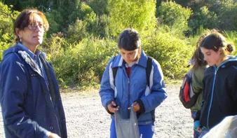 Docente con estudiantes en el campo