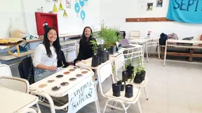Estudiantes con plantas nativas en la expoagro 2023