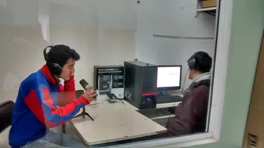 Dos estudiantes transmitiendo por radio